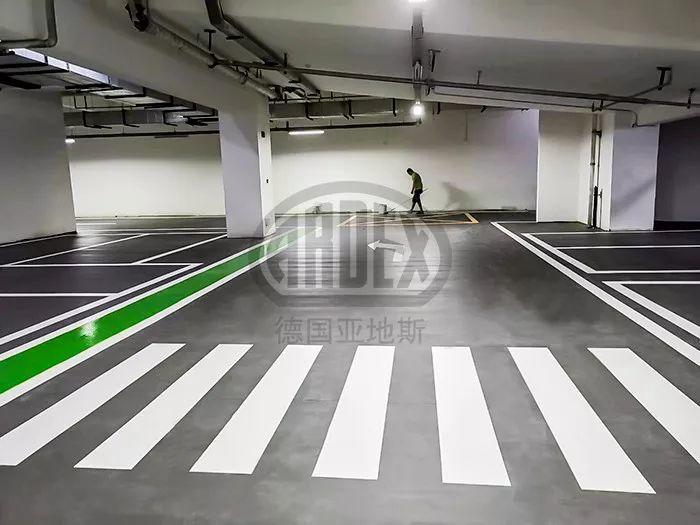 【案例分享】亞地斯水泥基面自流平又出爆款！鄭州龍湖金融島停車庫(kù)