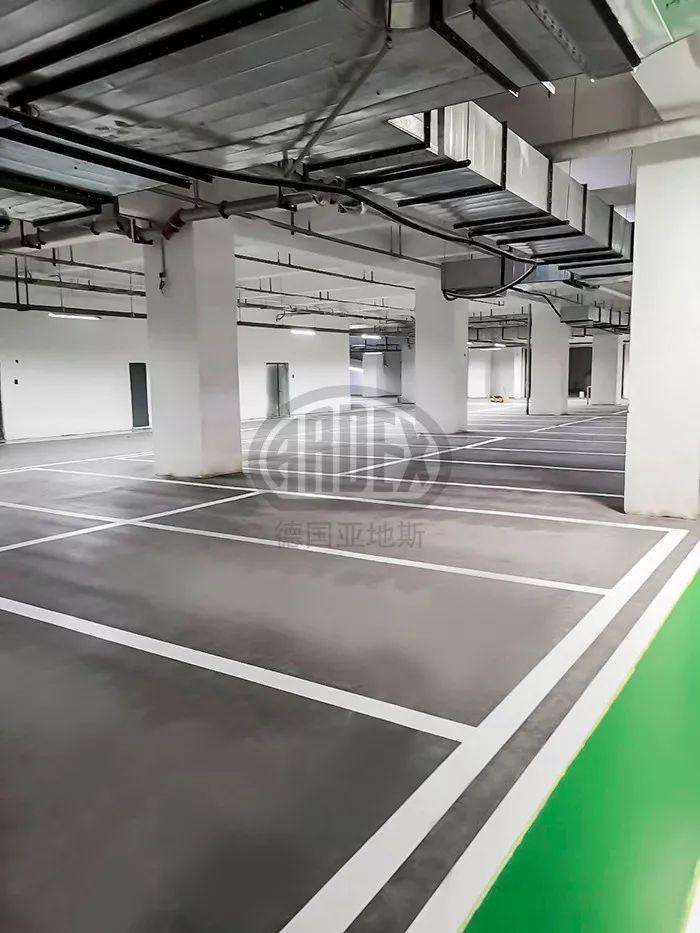 【案例分享】亞地斯水泥基面自流平又出爆款！鄭州龍湖金融島停車庫(kù)